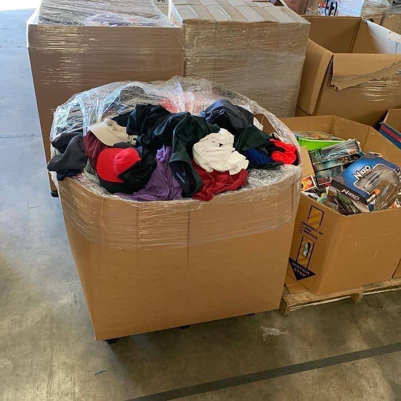 clothes pallets mixed of mens, womens & kids returns/shelf pulls clothes pallets mixed of mens, womens & kids returns/shelf pulls